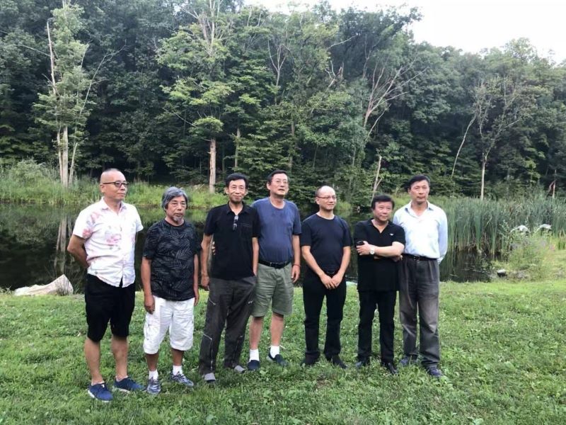 黑丰(左3)与朱大可(右2)等友人在一起.jpg