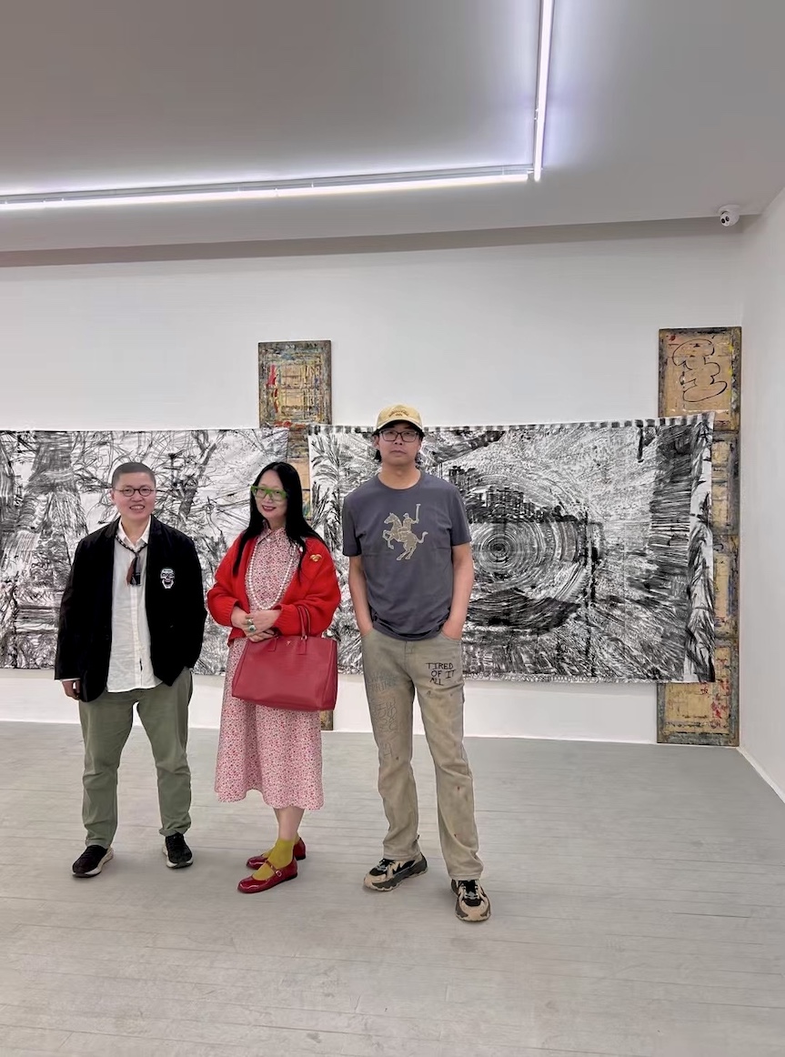 于艾君与友人在其个展《星辰大海鲜》(2015)开幕中的合影。左为批评家袁园，中为诗人、画廊主棉布.jpg